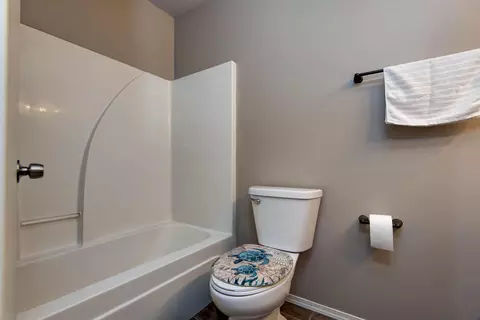 Bath - 5574 W David St, Springfield, MO 65802 photo 2 of 3