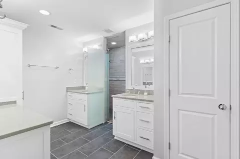 Bath - 826 E Portland St, Springfield, MO 65807 photo 3 of 5