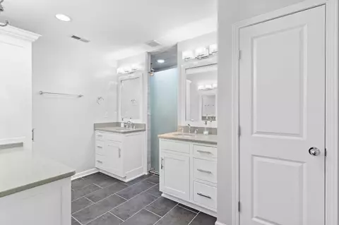 Bath - 826 E Portland St, Springfield, MO 65807 photo 2 of 5