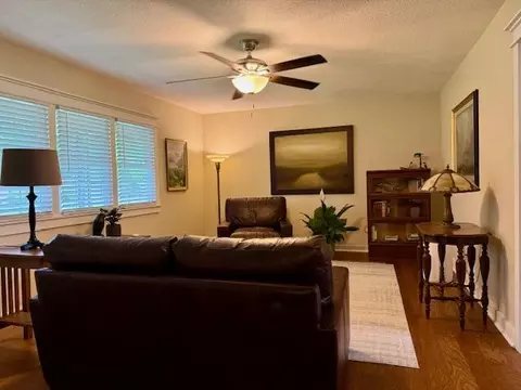 Living - 904 E 9th St, Mountain Grove, MO 65711 photo 2 of 4