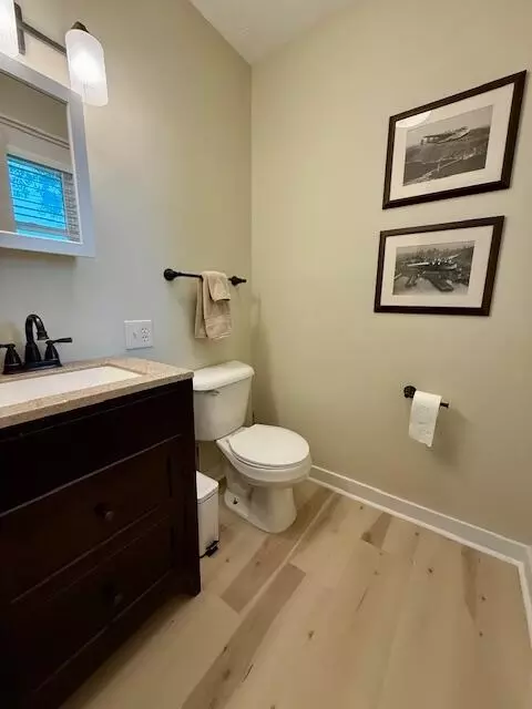 Bath - 904 E 9th St, Mountain Grove, MO 65711 photo 1 of 4