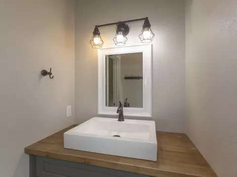 Bath - 703 Johnson Ave, Ava, MO 65608 photo 2 of 7