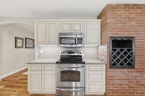 Kitchen - 2723 E Glenwood St, Springfield, MO 65804 photo 3 of 5