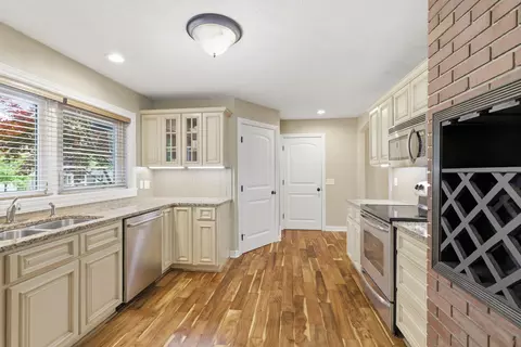 Kitchen - 2723 E Glenwood St, Springfield, MO 65804 photo 5 of 5