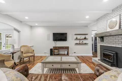 Living - 2723 E Glenwood St, Springfield, MO 65804 photo 2 of 2