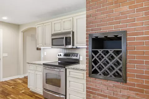 Kitchen - 2723 E Glenwood St, Springfield, MO 65804 photo 4 of 5