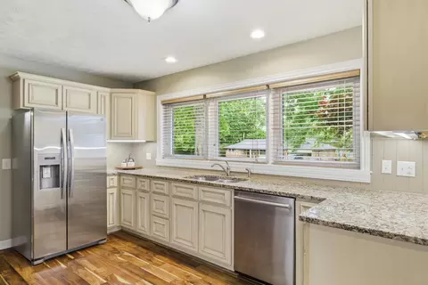 Kitchen - 2723 E Glenwood St, Springfield, MO 65804 photo 1 of 5