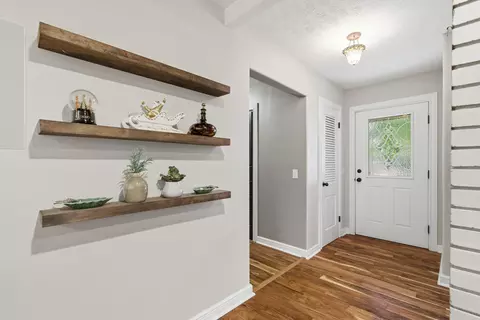 Entry Way - 2723 E Glenwood St, Springfield, MO 65804 photo 1 of 2