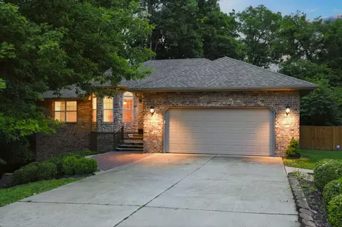 902 S 14th Ave, Ozark, MO 65721