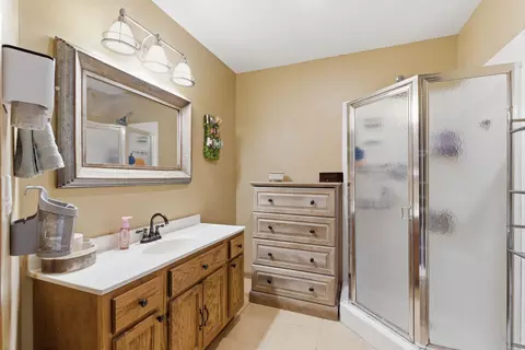 Bath - 499 Community Dr, Marshfield, MO 65706 photo 1 of 2