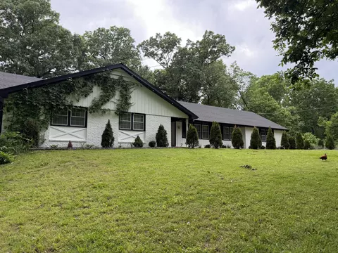 2352 S Valley View Ln, Springfield, MO 65809