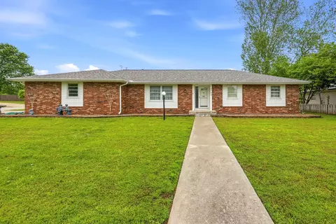2799 W Camino Alto St, Springfield, MO 65810