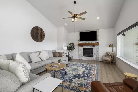 Living - 40 Cindy Ln, Branson, MO 65616 photo 2 of 3