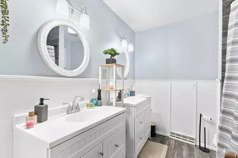 Bath - 730 W Sylvania St, Springfield, MO 65807 photo 2 of 2