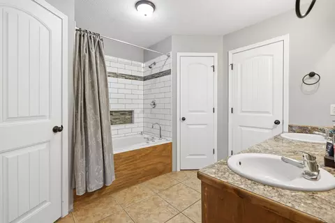Bath - 276 E Garnet Dr, Republic, MO 65738 photo 1 of 3