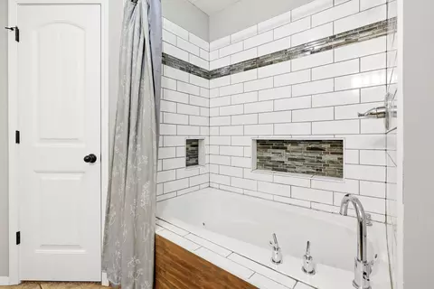 Bath - 276 E Garnet Dr, Republic, MO 65738 photo 2 of 3