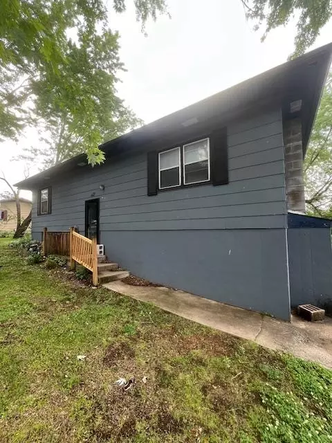 716 N Terrace Ln, Stockton, MO 65785