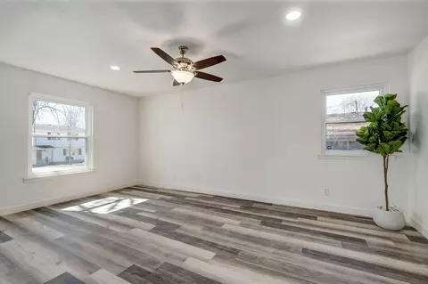 Living - 1017 E Mcclernon St, Springfield, MO 65803 photo 4 of 5