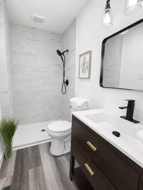Bath - 1017 E Mcclernon St, Springfield, MO 65803 photo 1 of 2