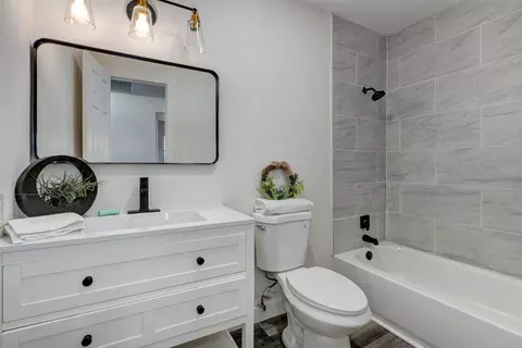 Bath - 1017 E Mcclernon St, Springfield, MO 65803 photo 2 of 2