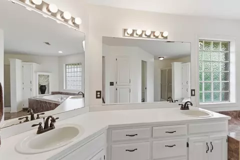 Bath - 1703 N Gregory Dr, Nixa, MO 65714 photo 2 of 5