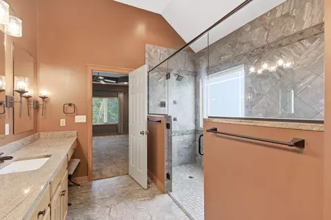 Bath - 5277 S Whitmore Ave, Springfield, MO 65810 photo 2 of 5