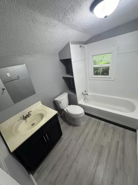 Bath - 2007 N Travis Ave, Springfield, MO 65803 photo 1 of 1