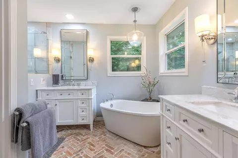 Bath - 158 Spring Ln, Branson, MO 65616 photo 1 of 4