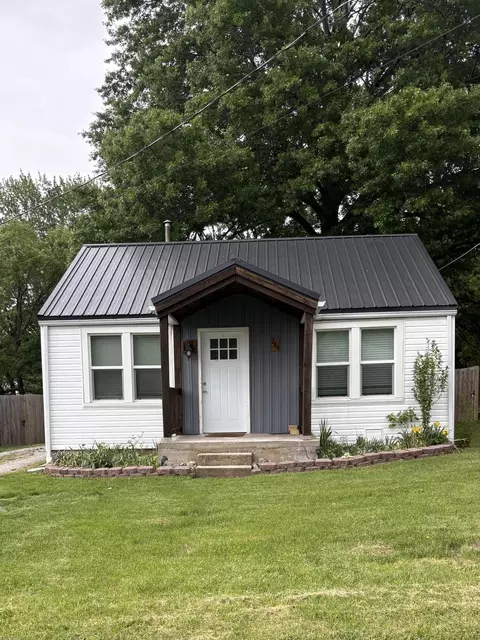244 N Pine St, Marshfield, MO 65706