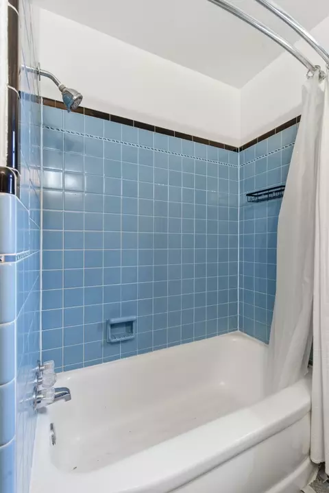 Bath - 1927 S Pickwick Ave, Springfield, MO 65804 photo 2 of 2
