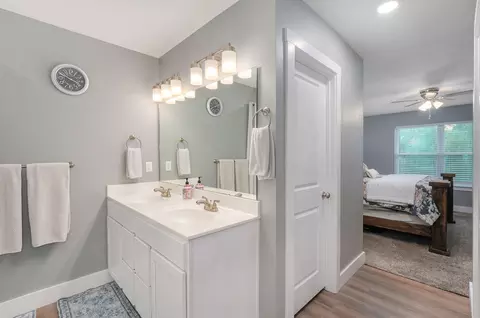 Bath - 175 Sunrise Villa Dr, Branson, MO 65616 photo 3 of 4