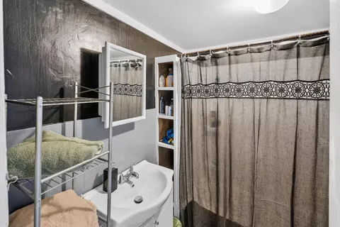 Bath - 2320 N Travis Ave, Springfield, MO 65803 photo 1 of 2