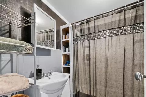 Bath - 2320 N Travis Ave, Springfield, MO 65803 photo 2 of 2
