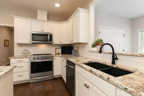 Kitchen - 1422 E 370th Rd, Bolivar, MO 65613 photo 3 of 4