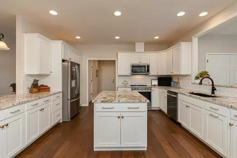 Kitchen - 1422 E 370th Rd, Bolivar, MO 65613 photo 2 of 4
