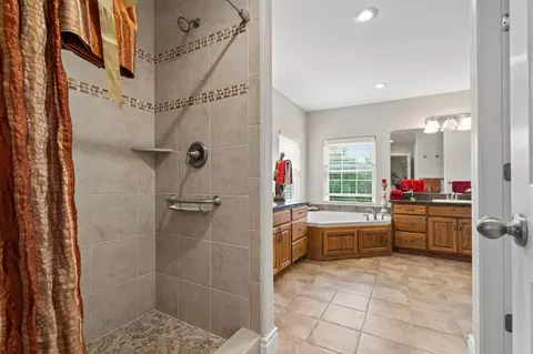 Bath - 125 Meadowview Ln, Branson, MO 65616 photo 2 of 6