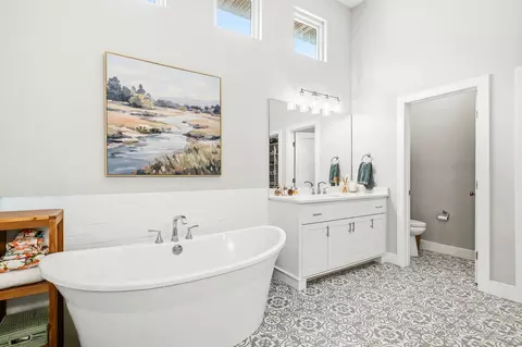 Bath - 3818 E Cypress Point St, Springfield, MO 65802 photo 1 of 11