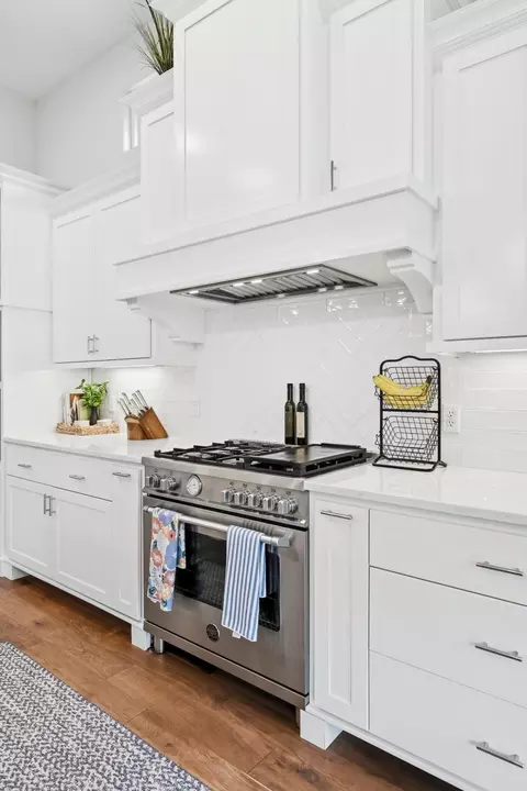 Kitchen - 3818 E Cypress Point St, Springfield, MO 65802 photo 5 of 10