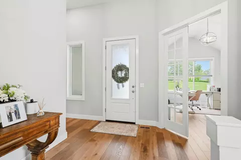 Entry Way - 3818 E Cypress Point St, Springfield, MO 65802 photo 2 of 8
