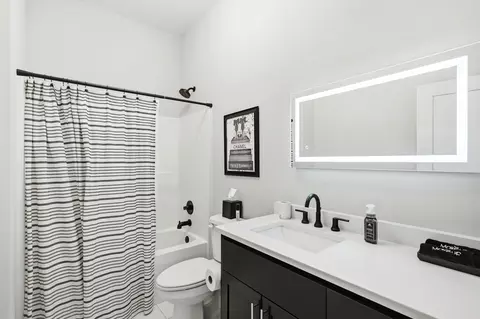 Bath - 3818 E Cypress Point St, Springfield, MO 65802 photo 7 of 11