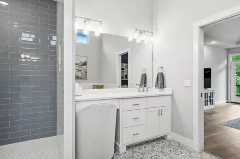 Bath - 3818 E Cypress Point St, Springfield, MO 65802 photo 2 of 11