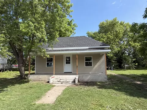 305 E Rock St, Aurora, MO 65605 photo 2