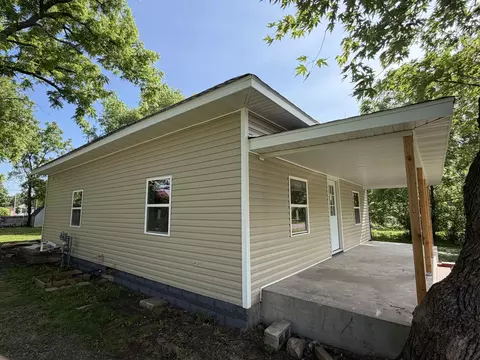 305 E Rock St, Aurora, MO 65605 photo 7