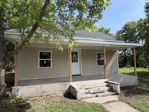 305 E Rock St, Aurora, MO 65605 photo 3