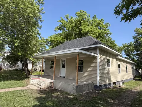 305 E Rock St, Aurora, MO 65605