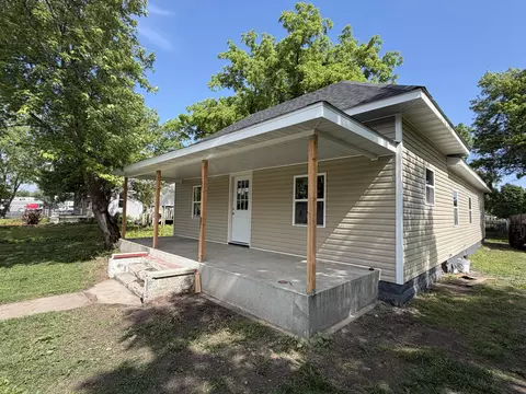 305 E Rock St, Aurora, MO 65605 photo 4