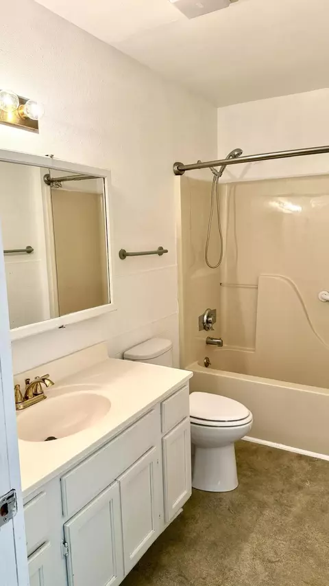 Bath - 2102 S Delaware Ave, Springfield, MO 65804 photo 1 of 1
