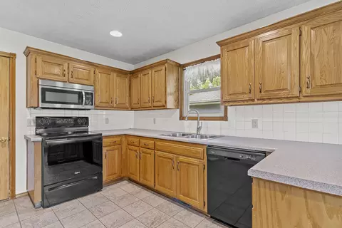 Kitchen - 2211 W Deerfield St, Springfield, MO 65807 photo 4 of 4