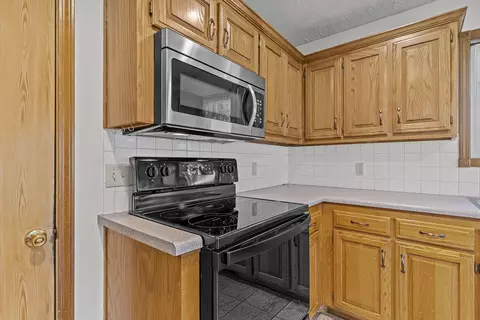 Kitchen - 2211 W Deerfield St, Springfield, MO 65807 photo 3 of 4