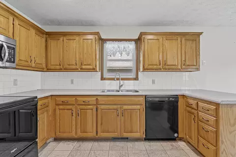 Kitchen - 2211 W Deerfield St, Springfield, MO 65807 photo 2 of 4